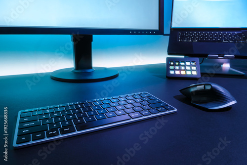 Foto Modern Computer Desk Setup With Dual Monitors Keyboard Mouse And Streaming Equip