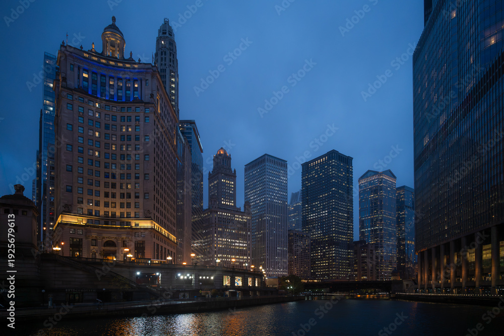 Obraz premium Foggy Night by Chicago River Walk Downtown