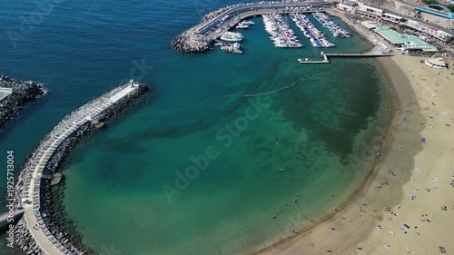 Puerto Rico - Gran Canaria - Wyspy Kanaryjskie - Hiszpania - plaża i architektura turystycznej miejscowości nagrane dronem.
