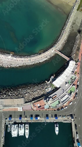 Puerto Rico - Gran Canaria - Wyspy Kanaryjskie - Hiszpania - plaża i architektura turystycznej miejscowości nagrane dronem.