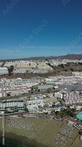 Puerto Rico - Gran Canaria - Wyspy Kanaryjskie - Hiszpania - plaża i architektura turystycznej miejscowości nagrane dronem.