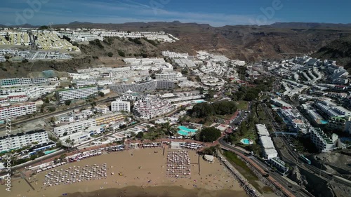 Puerto Rico - Gran Canaria - Wyspy Kanaryjskie - Hiszpania - plaża i architektura turystycznej miejscowości nagrane dronem.