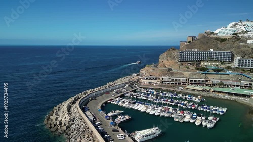 Puerto Rico - Gran Canaria - Wyspy Kanaryjskie - Hiszpania - plaża i architektura turystycznej miejscowości nagrane dronem.