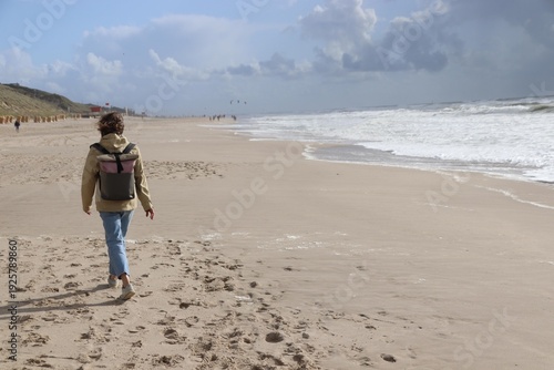 Frau geht am Strand spazieren