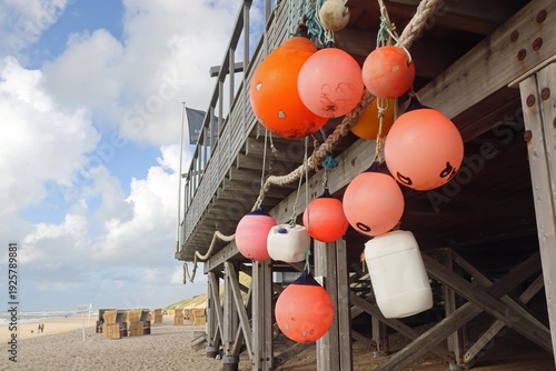 Bojen hängen an einem Holzsteg auf der Insel Sylt
