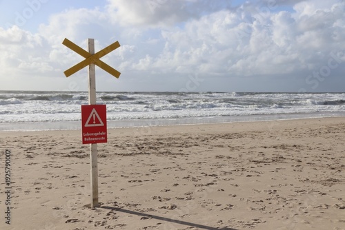 Hinweisschild am Strand, absolutes Badeverbot, Nordsee, Lebensgefahr, Buhnenreste