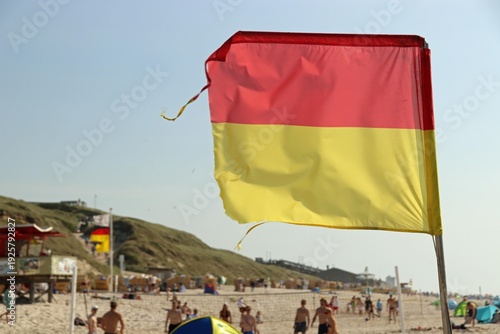 Rot -gelbe Flagge am Strand, sicherer Bereich, bewacht