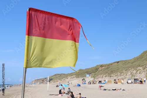 Rot -gelbe Flagge am Strand, sicherer Bereich, bewacht