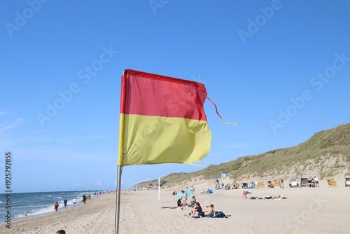 Rot -gelbe Flagge am Strand, sicherer Bereich, bewacht
