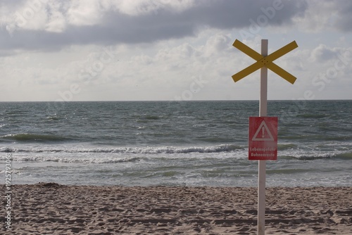 Hinweisschild am Strand, absolutes Badeverbot, Nordsee, Lebensgefahr, Buhnenreste