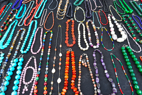 Handgefertigten Perlen- und Edelsteinarmbänder am Markstand	
