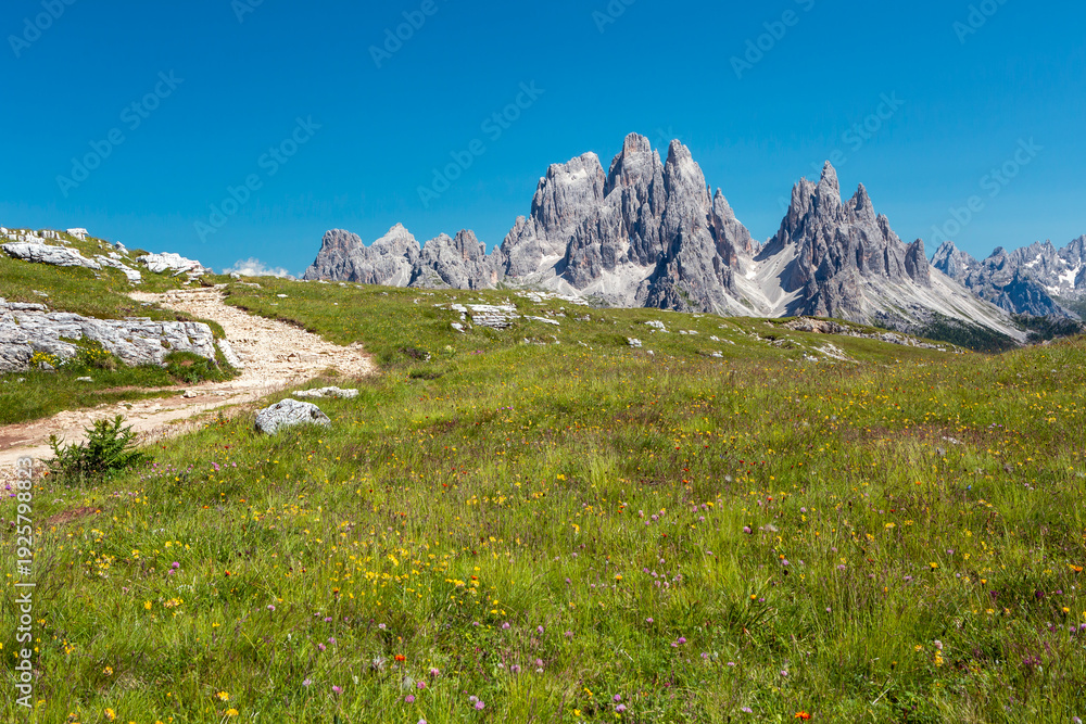 Fototapeta premium Monte Piana is a historic mountain plateau located in the heart of the Dolomites in northern Italy. Rising to 2,324 meters, it lies between Cortina d'Ampezzo and Dobbiaco, offering breathtaking panora
