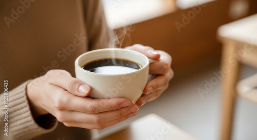 Wallpaper Mural コーヒーカップを持つ女性の手：芳ばしく香る淹れたてコーヒーのアロマとリラックスタイム Torontodigital.ca