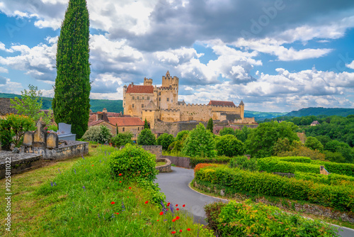 Foto Château de Beynac French hilltop medieval landmark in village of Beynac-et-Cazen