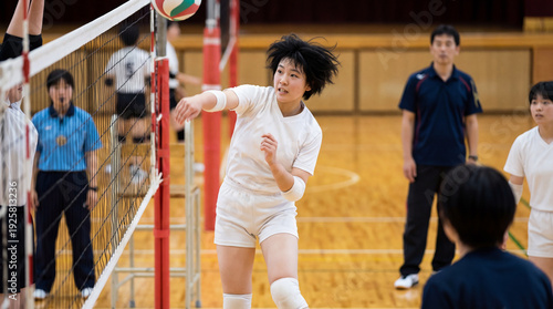 練習をする女子バレーボール部員