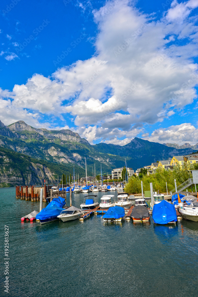 Fototapeta premium Hafen Unterterzen Gemeinde Quarten am Südufer des Walensees, Kanton St. Gallen