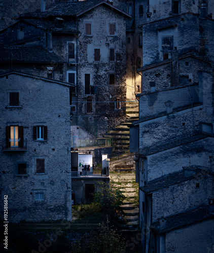 il borgo di scanno illuminato dai lampioni appena dopo il tramonto