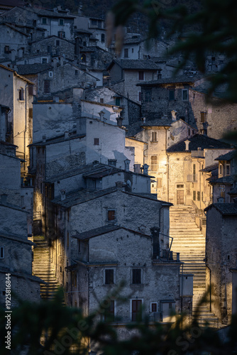 il borgo di scanno illuminato dai lampioni appena dopo il tramonto