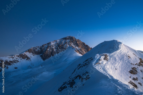 alba sul corno grande del gran sasso d'italia visto dalla cresta del rifugio duca degli abruzzi