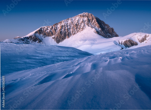 tramonto sul corno grande del gran sasso d'italia visto dalla cresta del rifugio duca degli abruzzi