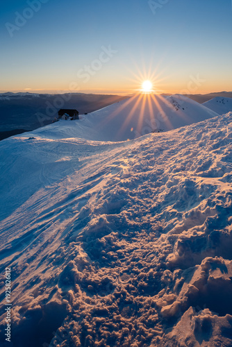 tramonto sul corno grande del gran sasso d'italia visto dalla cresta del rifugio duca degli abruzzi