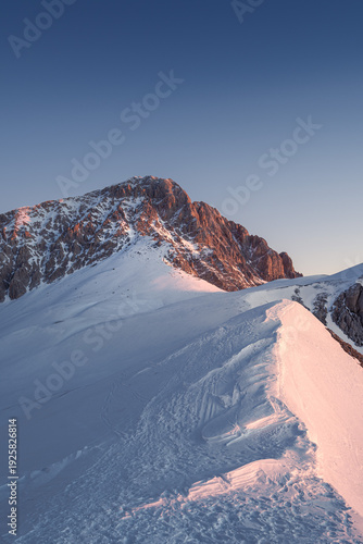 alba sul corno grande del gran sasso d'italia visto dalla cresta del rifugio duca degli abruzzi