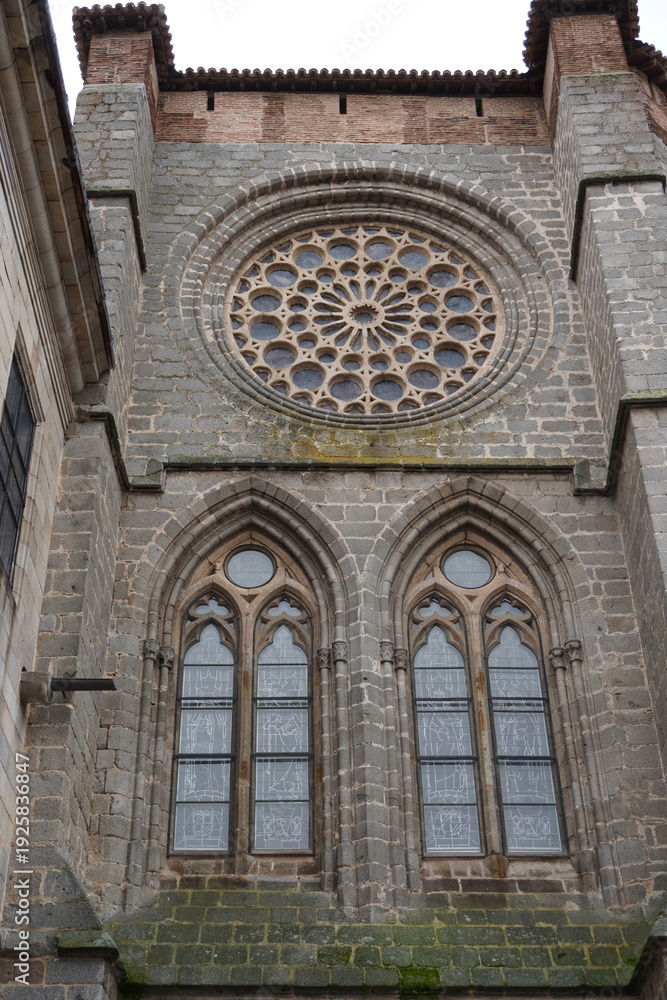 Obraz premium Fachada de iglesia gótica con rosetón y ventanas en piedra