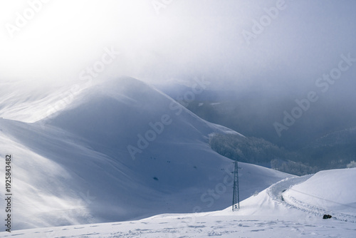 nuvole basse su monte rotondo nel massiccio del terminillo, in provincia di rieti, si fondono con il terreno ricoperto dalle intense nevicate