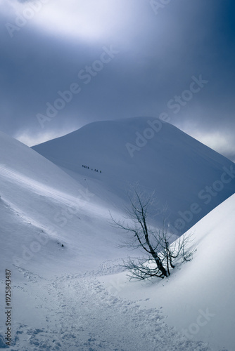 nuvole basse su monte rotondo nel massiccio del terminillo, in provincia di rieti, si fondono con il terreno ricoperto dalle intense nevicate
