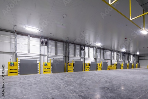 Foto cold storage industrial freezer warehouse loading docks, roll up doors, high spe