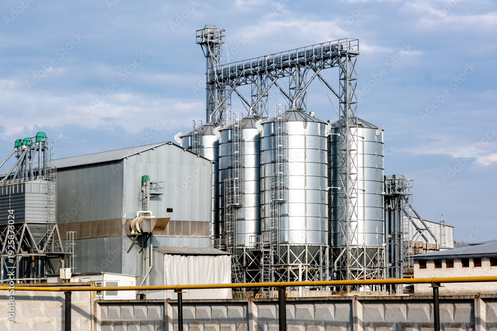 Obraz premium Giant Grain Dryer for Efficient Crop Drying