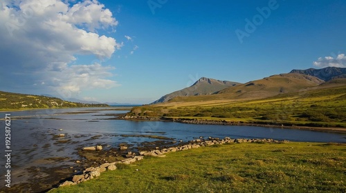 paesaggio con lago e montagna