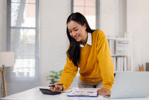 Fotografie Accounting company provide finance and taxation planning for profitable cash flow, Auditor and accountant team working in office, analyze financial data and accounting record with calculator