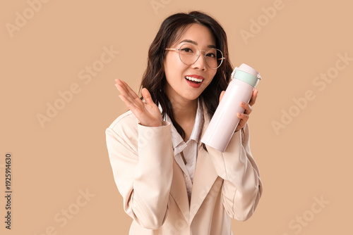 Young Asian businesswoman w...