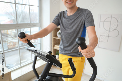 Sporty young man training o...