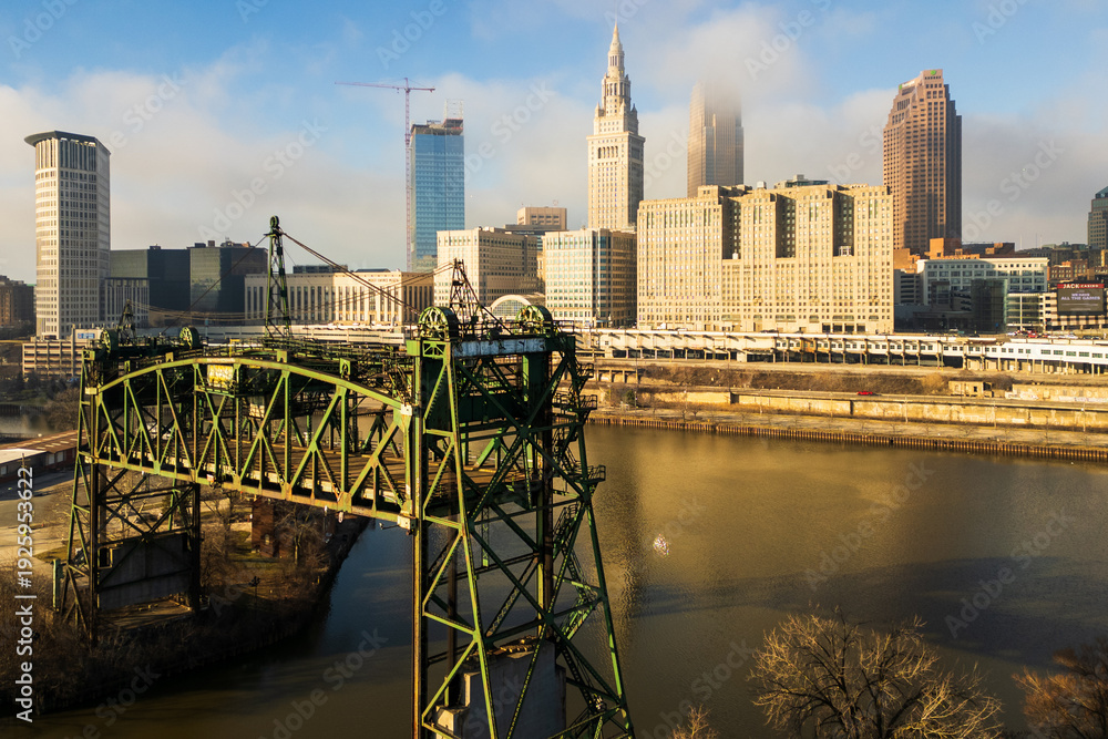 Obraz premium Rust Belt shot of Downtown Cleveland skyline