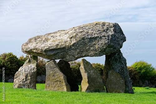 Cuadro en lienzo Carreg Sampson prehistoric Neolithic megalithic dolmen cromlech ancient tomb between Fishguard and St