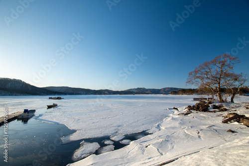 氷結した桧原湖