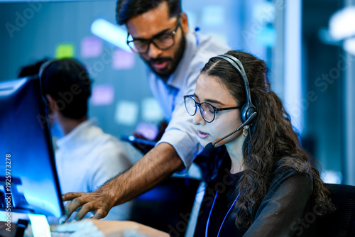 Fotografía IT helpdesk specialist resolving technical software issues via voip headset