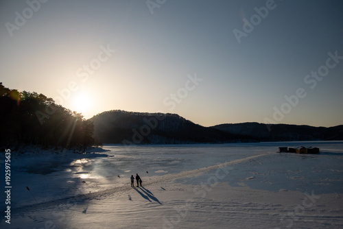 氷結した小野川湖