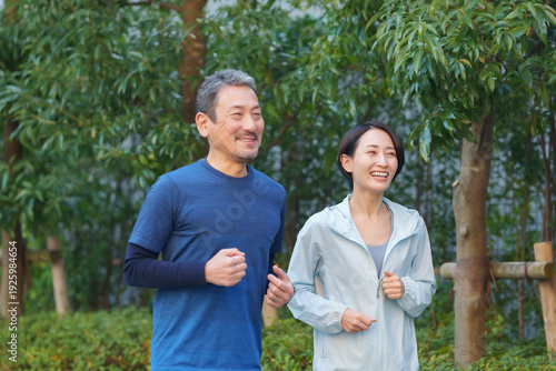 運動をする男女