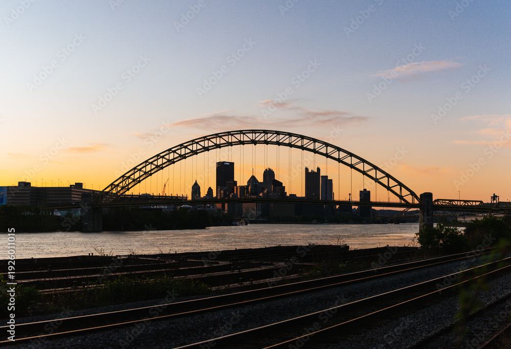 Fototapeta premium Silhouette of West End Bridge over Pittsburgh 