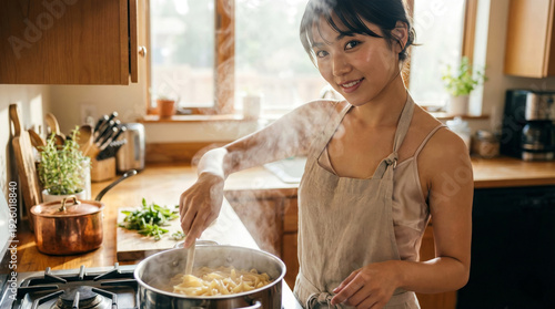 午後の光が差し込む台所でパスタを作る女性。湯気の向こうに微笑む柔らかな表情