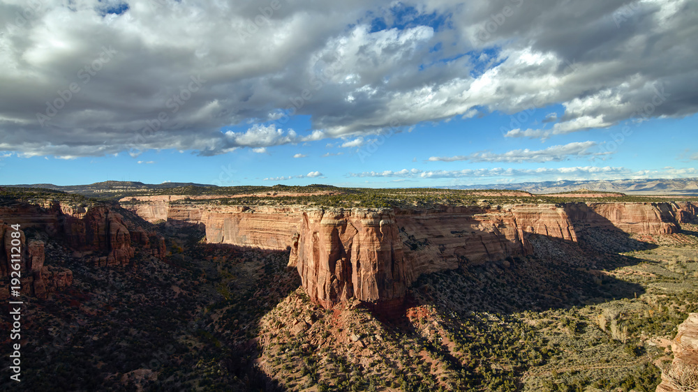 Obraz premium Red Rock Canyon Landscape with Dramatic Clouds
