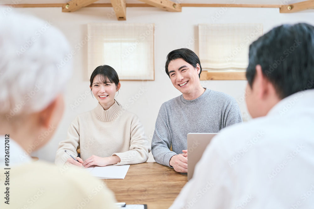 Obraz premium 将来について話し合うアジア人の家族