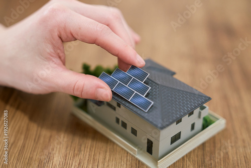 Foto 家に太陽光発電パネルを取り付けるイメージ