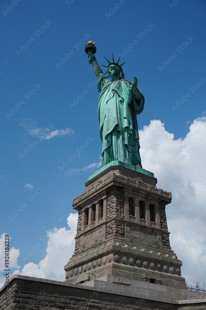 Fototapeta premium Statue of Liberty Standing Tall Under Bright Blue Sky