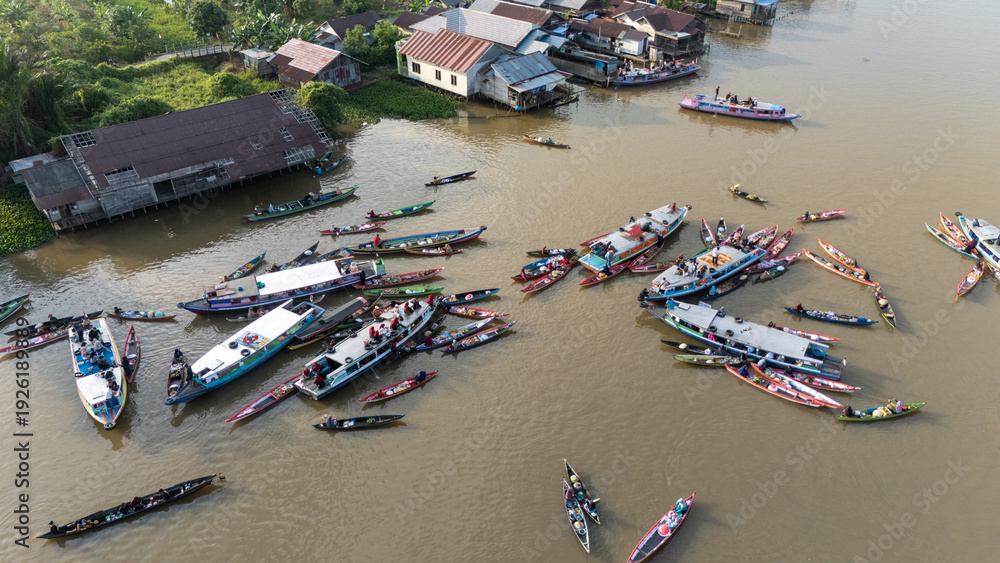 Obraz premium A traditional floating market selling produce, fruit and vegetables on the Martapura River and canals in Banjarmasin, South Kalimantan