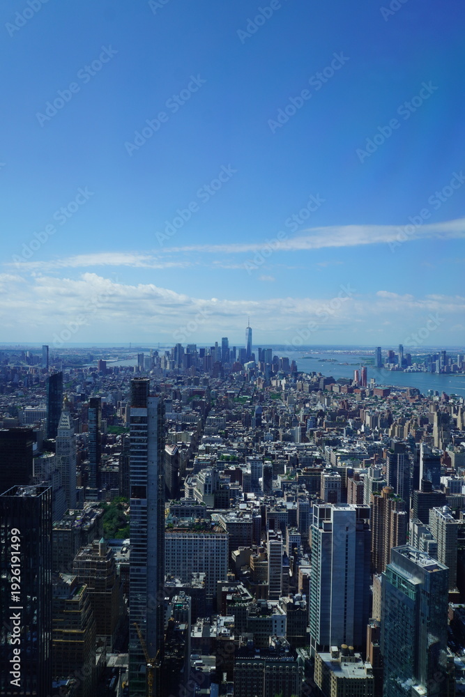 Fototapeta premium Vertical panoramic view of Lower Manhattan skyline in New York City