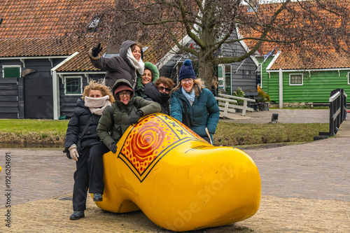 Φωτογραφία Mature women friends laughing and posing together inside a giant wooden clog at